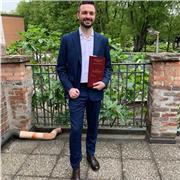 Laureato in Lettere con 110 e lode dà ripetizioni di letteratura italiana, latino, filosofia, inglese